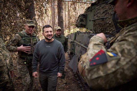 epa10897312 A handout photo made available by Ukraine's Presidential Office shows President Volodymyr Zelensky (C) with Ukrainian servicemen during to his visit to military positions on the front line between Lyman and Kupiansk,  03 October 2023. Russian troops entered Ukrainian territory in February 2022, starting a conflict that has provoked destruction and a humanitarian crisis.  EPA/Office of President of Ukraine HANDOUT  HANDOUT EDITORIAL USE ONLY/NO SALES