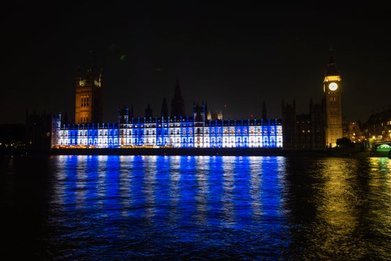 parlamento reino unido iluminado com as cores da bandeira de israel