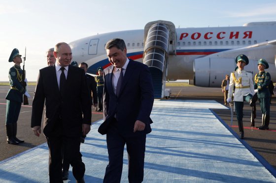 Vladimir Putin Ã© recebido pelo primeiro ministro do CazaquistÃ£o, Olzhas Bektenov, em Astana