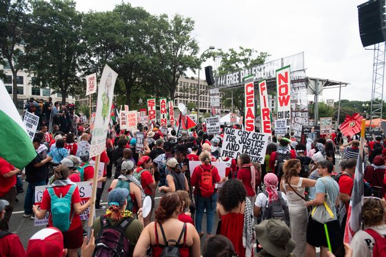 Manifestantes em frente ao CapitÃ³lio, em protestos contra o discurso de Benjamin Netanyahu