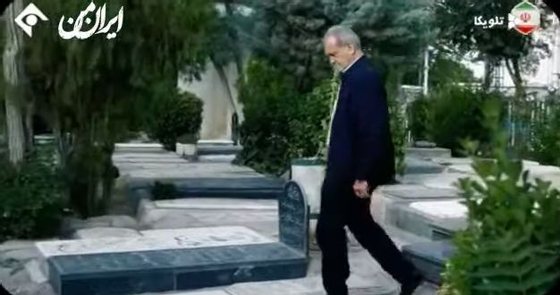 Captura de EcrÃ£ do vÃ­deo da campanha eleitoral de Masoud Pezeshkian no momento em que visita a sepultura da mulher