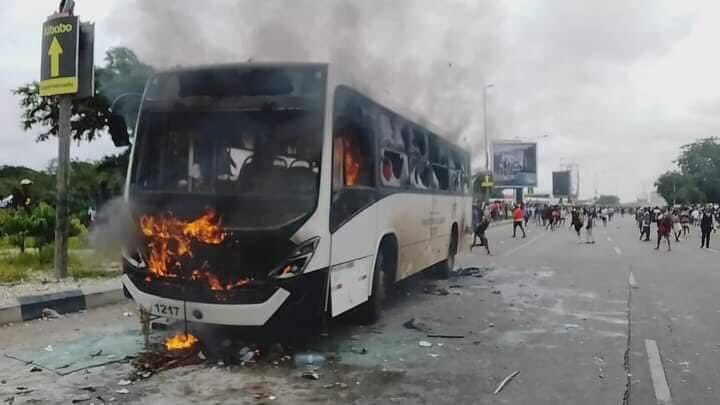 Imagens da destruição provocada pela greve dos taxistas em Luanda