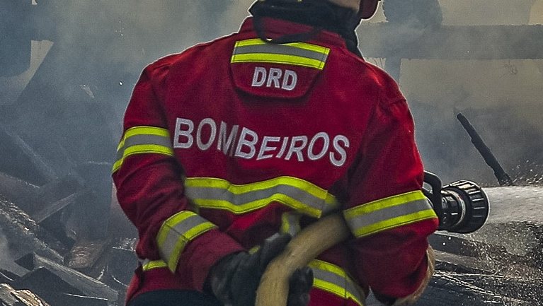 Bombeiros combatem o fogo que destruiu um barracão de lenha junto a uma casa em Macieira, durante o incêndio que começou em Abiul, Pombal, na passada sexta-feira, Macieira, Alvaiázere, 14 de julho de 2022. PAULO NOVAIS/LUSA