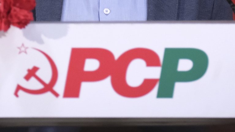 O secretário-geral do Partido Comunista Português (PCP), Paulo Raimundo, durante o comício &quot;Força de Abril. A coragem de sempre!&quot;, na Baixa da Banheira, 17 de março de 2024. RUI MINDERICO/LUSA