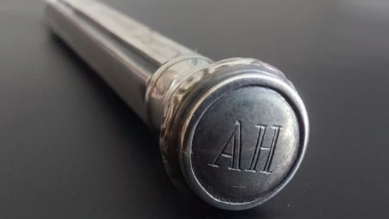 O lápis banhado a prata gravado com as iniciais &quot;AH&quot; — Adolf Hitler