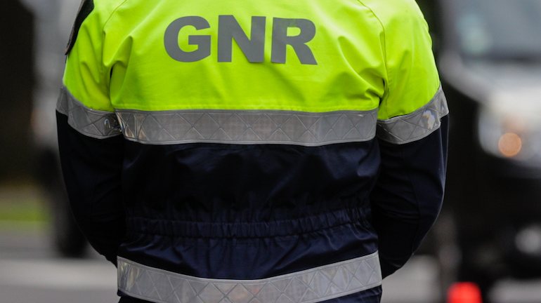 Fonte da GNR de Vila Real referiu que o acidente ocorreu num terreno privado e que a vítima mortal é um homem de 64 anos.