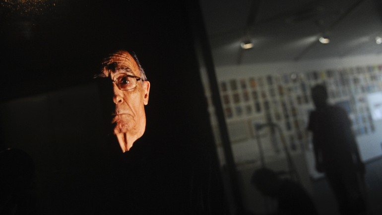 Fotografia de José Saramago no edifício da sua fundação.