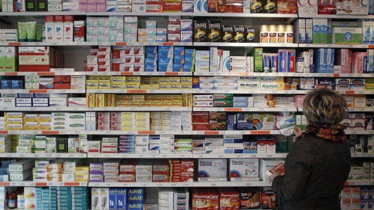 A despesa com medicamentos vendidos em farmácia caiu 9% ao ano entre 2009 e 2013, em Portugal