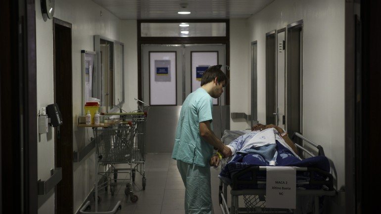 Em alguns hospitais doentes estão a esperar mais horas do que é recomendado em urgência. Já se registaram duas mortes