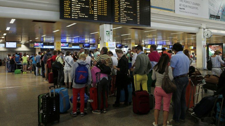 Aeroporto de Faro será um dos que terá corredor especial de entrada para britânicos