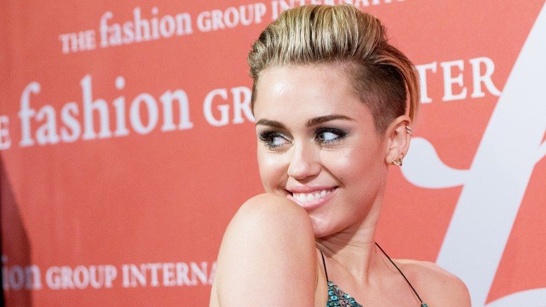 Miley Cyrus volta a surpreender mas, desta vez, ao encarar o papel de jornalista para uma rubrica do programa &quot;Jimmy Kimmel Live!&quot;.