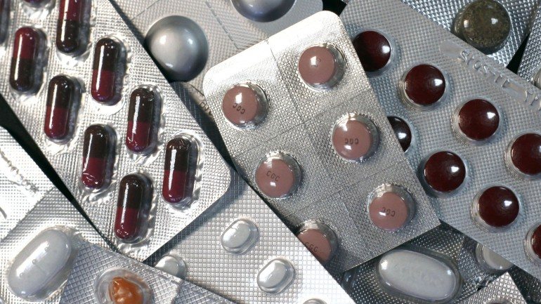 A sinvastatina e o paracetamol foram as substâncias ativas mais vendidas em 2013, segundo a autoridade do medicamento
