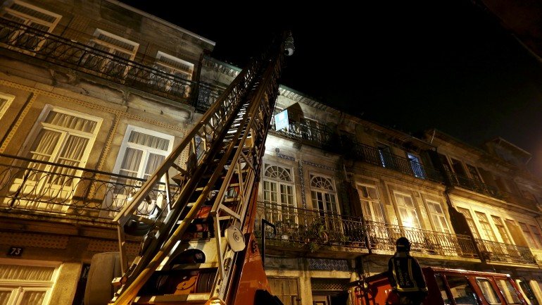 Incêndio urbano provoca quatro feridos no Porto