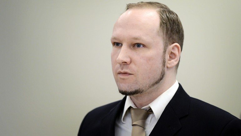 Há quatro anos Breivik matou 69 pessoas - a maioria jovens adolescentes - na ilha de Utoya