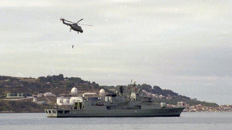 Navio zarpou da Base Naval do Alfeite, em Almada, com um helicóptero e cerca de uma dezena de embarcações