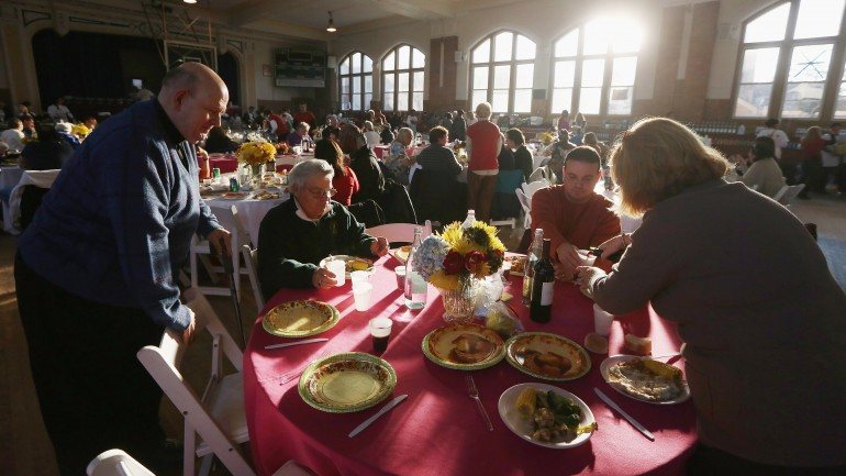 Dia de Ação de Graças reúne a família à volta de uma mesa recheada