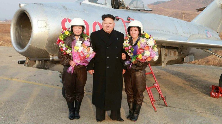 Kim Jong-un ao lado das mulheres piloto