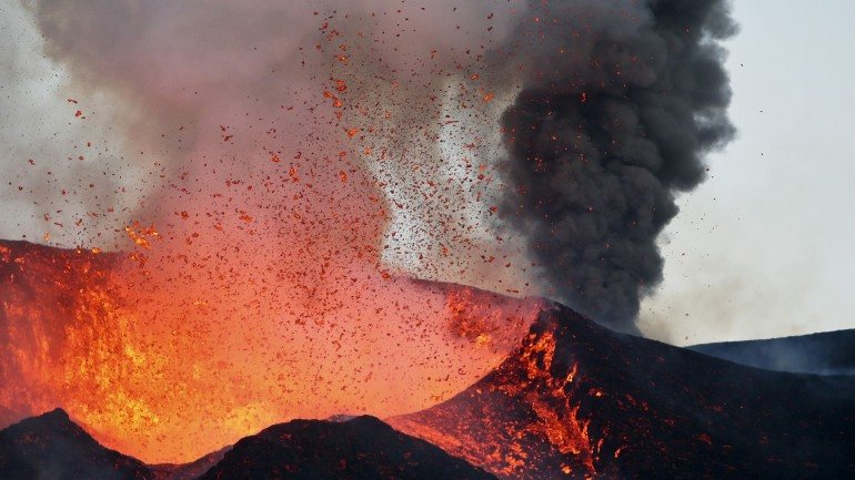 Erupção vulcânica, que se iniciou no domingo, já provocou a destruição de 15 residências