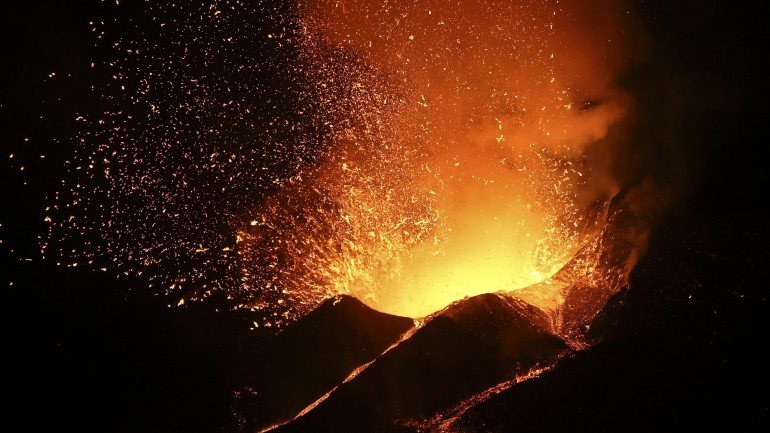 Explosões intensas&quot; e maior fluxo de lava e de diâmetro da cratera este sábado à tarde