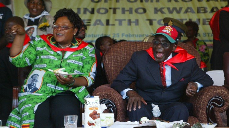 Mugabe e Joice Mujuru em 2012