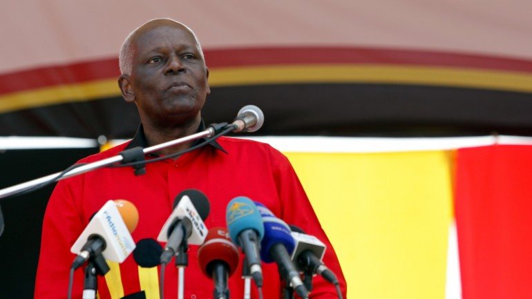 Presidente angolano anunciou cortes nas despesas devido à baixa das cotações do petróleo