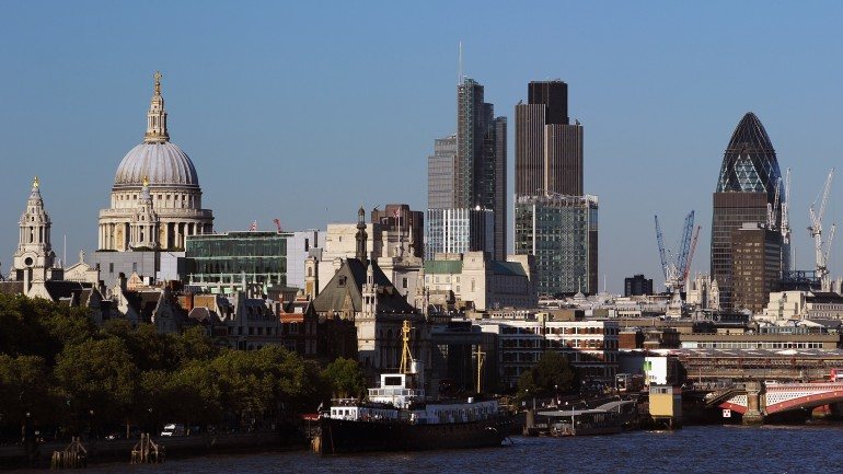 Bolsa de Londres, uma das praças financeiras que arrancou a semana em queda