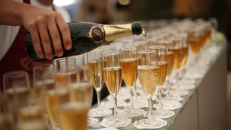 O champanhe pode ajudar a retardar doenças degenerativas cerebrais como a demência.