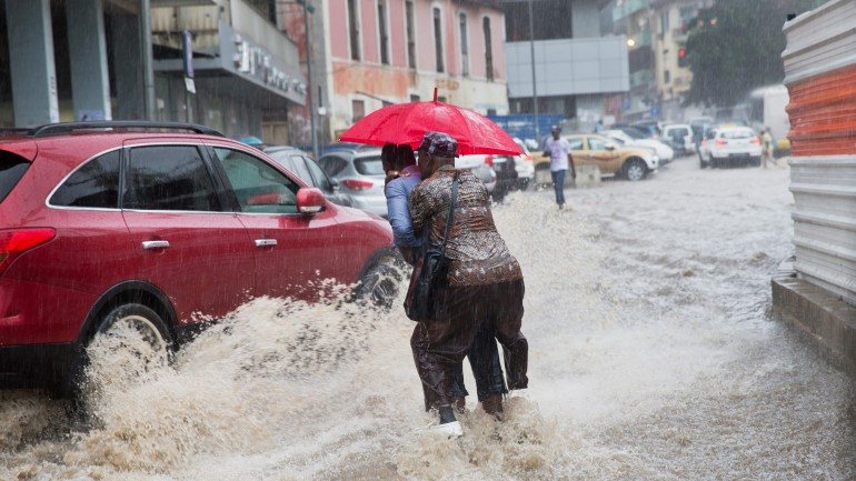 Chuvas em Luanda provocam inundações
