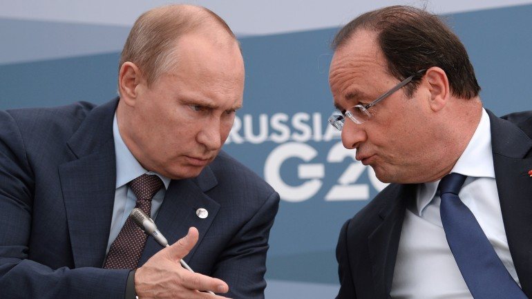 Putin e Hollande encontraram-se num aeroporto de Moscovo durante uma escala técnica do francês