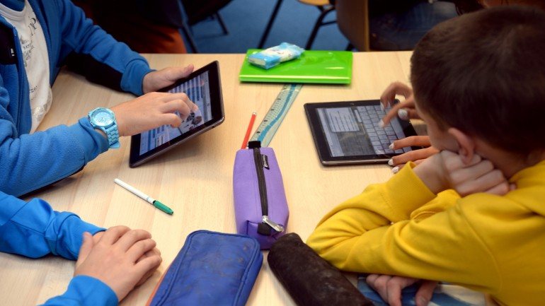 No Agrupamento de Escolas de Freixo, o objetivo é que todos os alunos tenham um tablet ou um computador