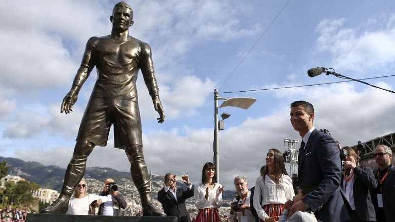 Ronaldo inaugurou no Funchal estátua que o imortaliza na cidade que o viu  nascer – Observador