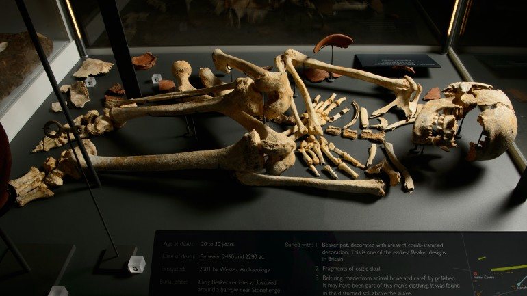 O esqueleto de um homem datado da Idade do Bronze, encontrado perto de Stonehenge