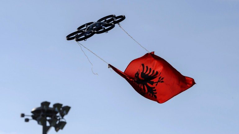 A 2 de novembro, adeptos albaneses voltaram a pilotar um drone com a bandeira do país, desta feita diante da sede da UEFA em Nyon, na Suíça