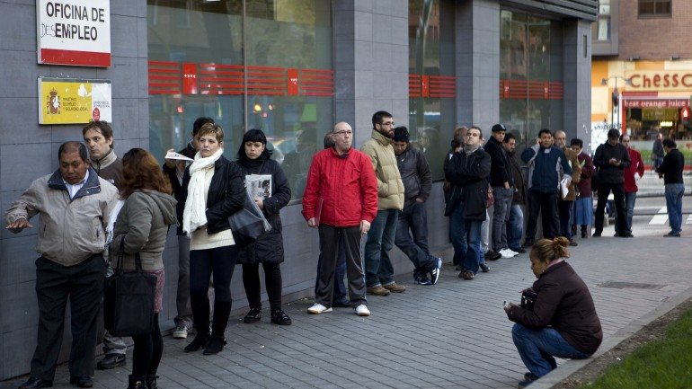 Fila de desempregados em Madrid