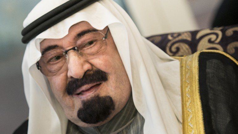 O Al Rajhi bank, o segundo maior banco da Arábia Saudita, chegou a cair 6,4% depois do anúncio do internamento do rei