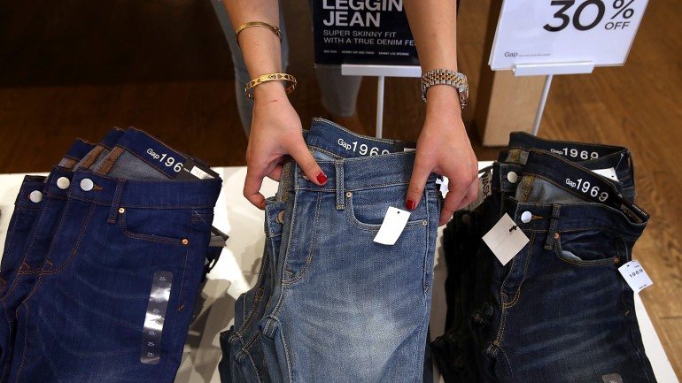 As calças têm bolsos forrados com um tecido que bloqueia as frequências RFID