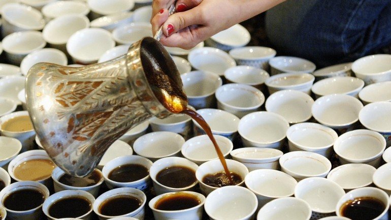 Chávenas brancas fazem parecer café mais amargo, diz estudo
