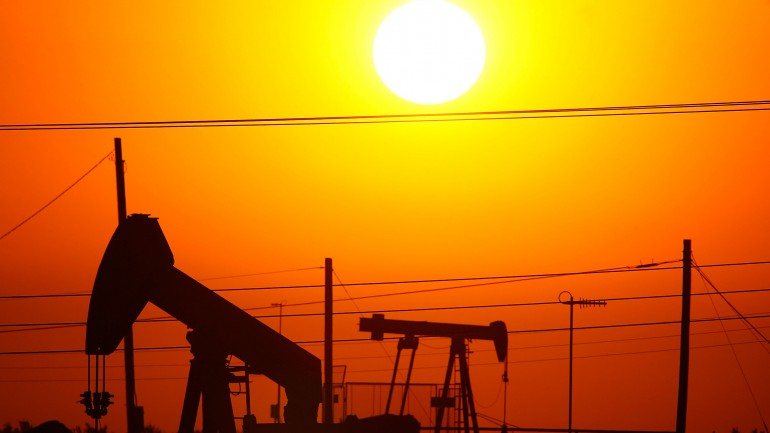 Preços do petróleo caem mais de 40% nos últimos seis meses