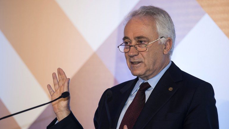 Carlos Costa; decisão do Banco de Portugal beneficia as reservas do Novo Banco