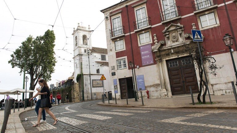 A fundação está situada no Palácio Azurara, junto às Portas do Sol, em Lisboa