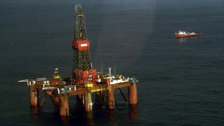 O petróleo estaria entre dois e três mil metros de profundidade