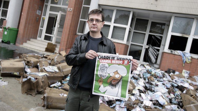 A sede do Charlie Hebdo e o cenário de destruição após o atentado de 2011