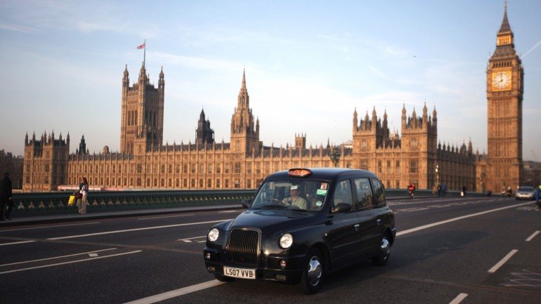 O Governo britânico já se defendeu: os táxis são usados, na maioria das vezes, para transportar pessoas com incapacidades físicas