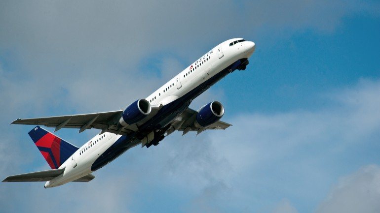 O voo da Delta Airlines atrasou várias horas e praticamente todos os passageiros foram transferidos para outros voos
