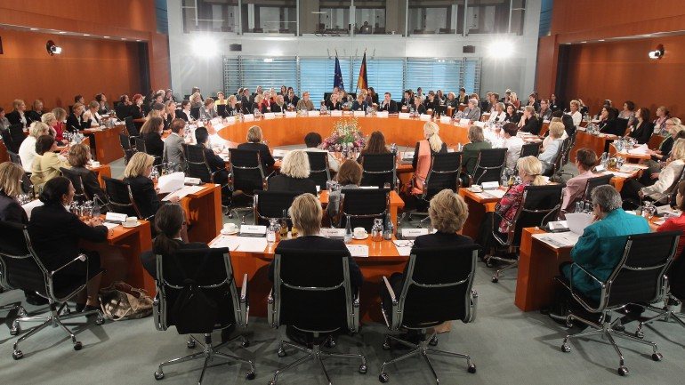Reunião de Angela Merkel com mulheres alemãs que lideram negócios