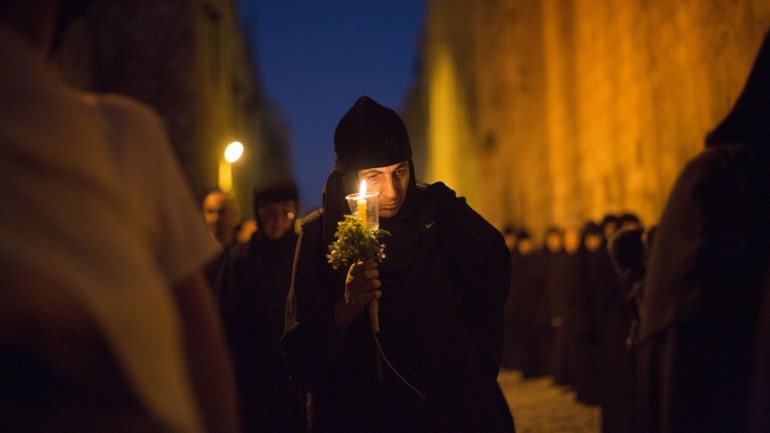 Procissão de cristãos ortodoxos ao longo da Via Dolorosa