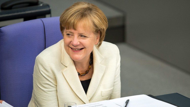 Merkel quer colocar um ponto final na controvérsia gerada pela notícia do Der Spiegel.