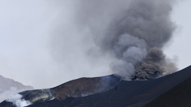 Registaram-se fortes explosões com emissão de piroclástico incandescente, cinzas vulcânicas e gases