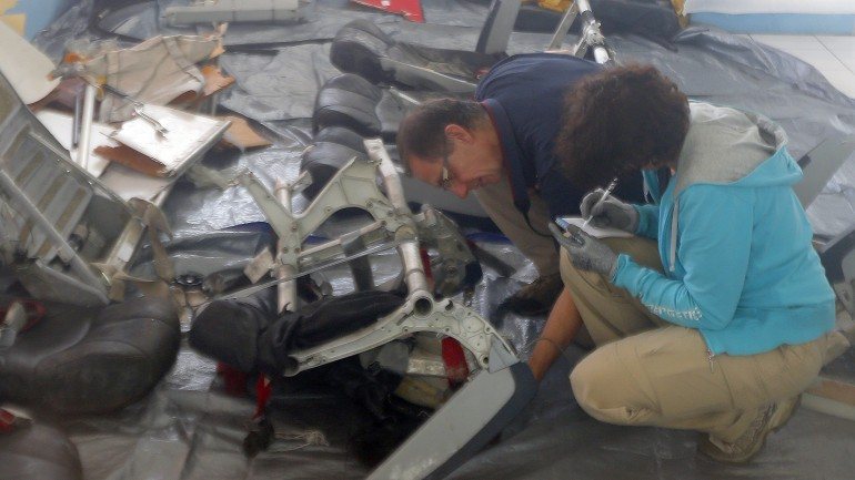 Equipa de mergulhadores chegou aos destroços do avião da AirAsia