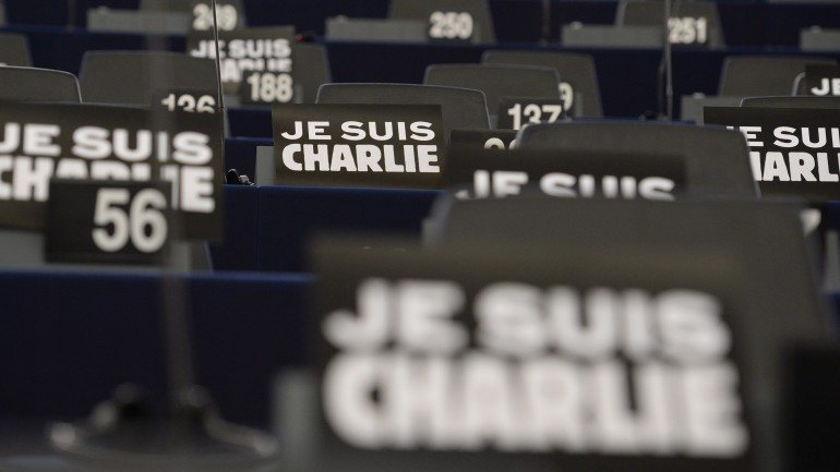 Charlie Hebdo volta às bancas depois do ataque terrorista à redação